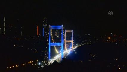İstanbul'un iki köprüsü Ukrayna bayrağı renklerine büründü
