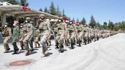 Milli Savunma Bakanı Hulusi Akar Afganistan'dan dönen askerlerle bir araya geldi