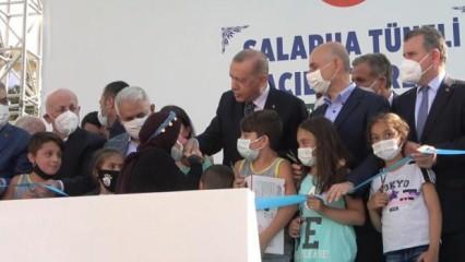 Başkan Erdoğan fark etti! 11 yaşındaki hafız Zehra'yı kürsüye çağırdı