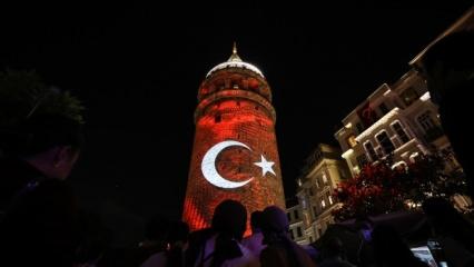 Galata Kulesi'nde 30 Ağustos Zafer Bayramı'na özel ışık gösterisi yapıldı
