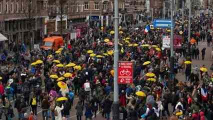 Hollanda'da binlerce göstericiden aşı zorunluluğuna karşı eylem