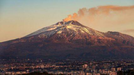 İtalya'daki Etna Yanardağı yeniden lav ve kül püskürttü