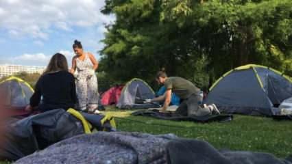 Paris Valiliği önünde çadır kuran evsizler tahliye edildi