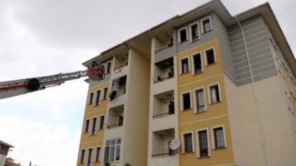 5 katlı binada çıkan yangında anne ve kızı açılan battaniyeye atlayarak kurtuldu