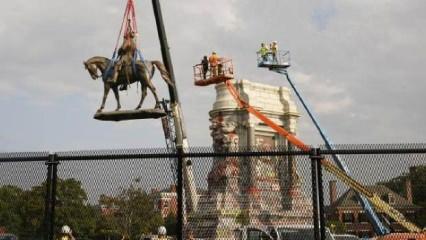 ABD'de kölelik yanlısı General Lee'ye ait tartışmalı heykel yıkıldı
