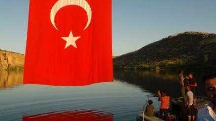 Fırat ve Göksu'nun birleştiği kanyona 96 metrekarelik Türk bayrağı	