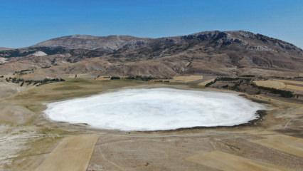 G&ouml;l kurudu, kar manzaraları oluştu!
