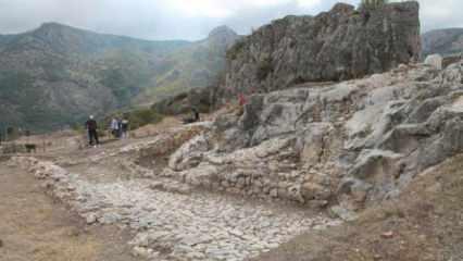 Harşena Kalesi’nde 600 yılık külliye keşfi