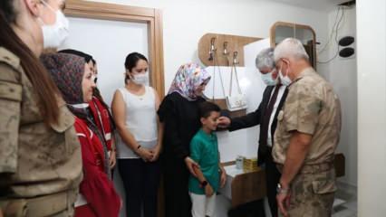 Jandarma Komutanı Org. &Ccedil;etin'e  Kur'an hediye edildi