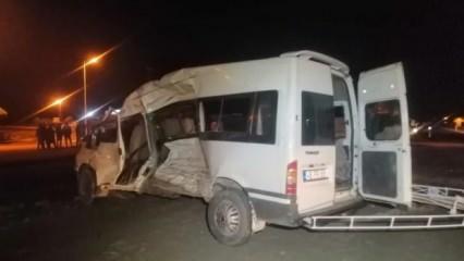 Kayseri'de TIR, tarım işçisi dolu minibüse çarptı: 5'İ ağır 19 yaralı