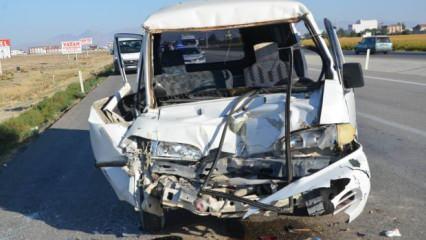 Konya Ereğli’de kaza! Minibüs tıra çarptı