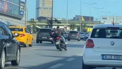 Motosikletli gencin trafikte tehlikeli dansı
