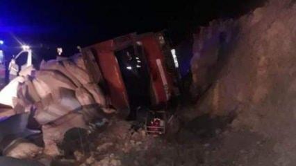 Saman yüklü kamyon devrildi: 1 ölü 2 yaralı
