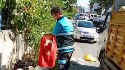 Yürekleri ısıtan görüntü! Temizlik işçisinin Türk bayrağı hassasiyeti