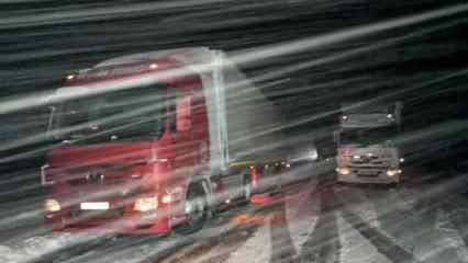 Ardahan'da TIR sürücülerinin karla zorlu imtihanı 