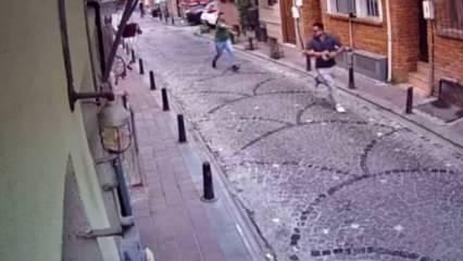 Fatih'te silahlı saldırgan dehşet saçtı! O anlar kamerada