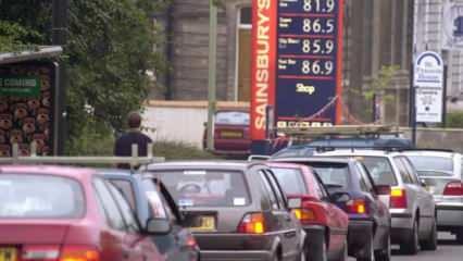 İngiltere'de benzin krizi: İstasyonlar önünde uzun kuyruklar oluştu