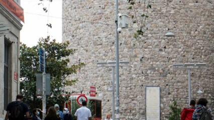 Galata Kulesi'nin önündeki KGYS direği kaldırılıyor