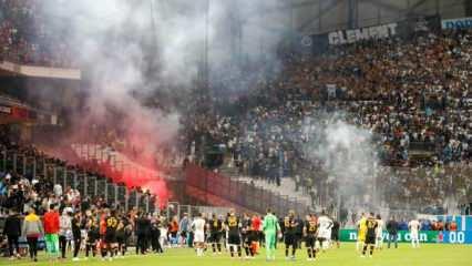 Marsilya-Galatasaray maçı sahaya atılan meşaleler nedeniyle bir süre durdu!