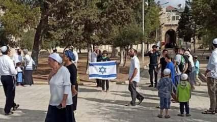 Mescid-i Aksa'ya baskın düzenleyip İsrail bayrağı açtılar