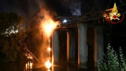 Roma'daki tarihi "Demir Köprü" yangında zarar gördü