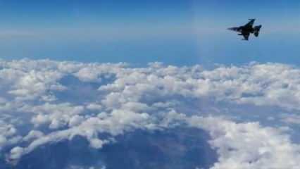Solo Türk ekibi Etna Yanardağı'nın üzerinde uçuş yaptı