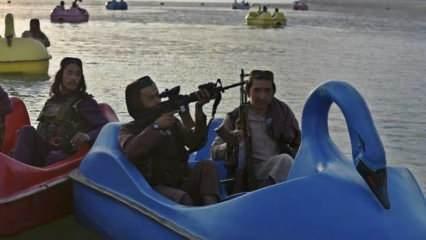 Taliban askerleri eğlence parkında!