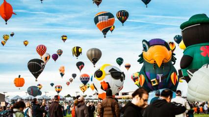 ABD'de rengarenk festival! Gökyüzünü balonla kapladı
