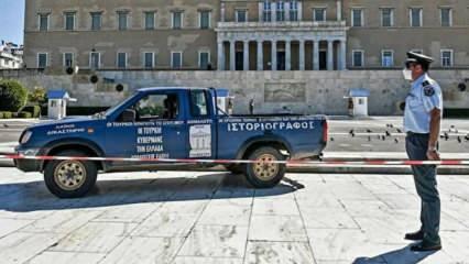 Atina'da parlamento önüne "Yunanistan'ı Türkiye yönetiyor" yazılı kamyon bırakıldı