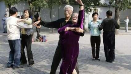 Çin'de gençler sokakta dans eden yaşlı kadınlardan şikayetçi!