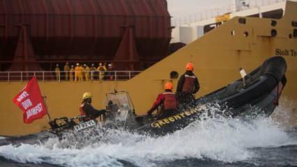 Greenpeace üyeleri Hollanda'da petrol rafinerisinin girişini kapattı