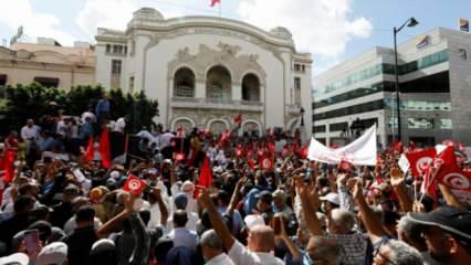 Tunus'ta Cumhurbaşkanı Said'in "yetki" kararlarına karşı gösteri