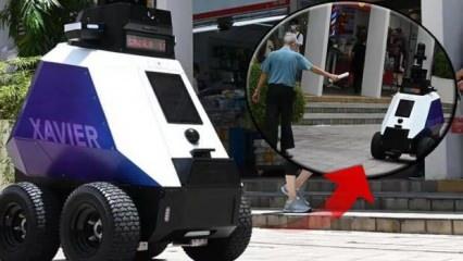 Uygunsuz davrananları uyaracak! Singapur'da devriye robotları işbaşı yaptı