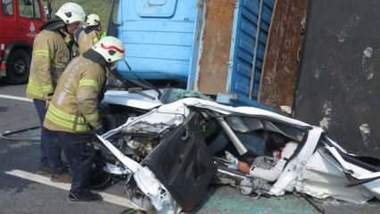 Beykoz'da inanılmaz kaza! TIR, otomobili dümdüz etti!	