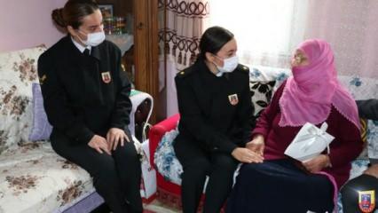 92 yaşındaki Nuriye teyze Mehmetçik için elleriyle çorap ördü
