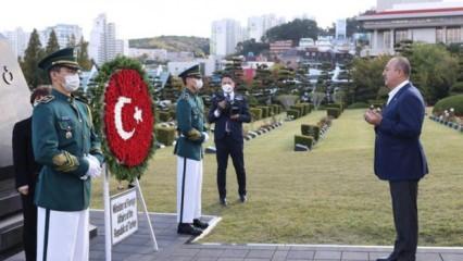 Bakan Çavuşoğlu, Kore Savaşı şehitlerinin yattığı BM Anıt Mezarlığı'nı ziyaret etti