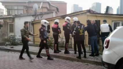 Beşiktaş’ta hareketli anlar: Keserle direnen şahsı polis kalkanlarla eve girip aldı
