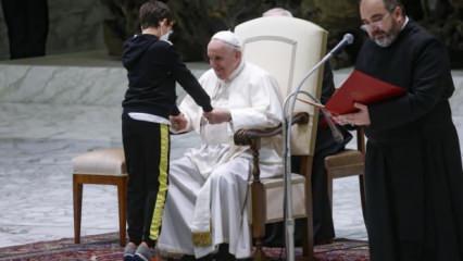 Bir anda sahneye fırladı! Papa Francis neye uğradığını şaşırdı