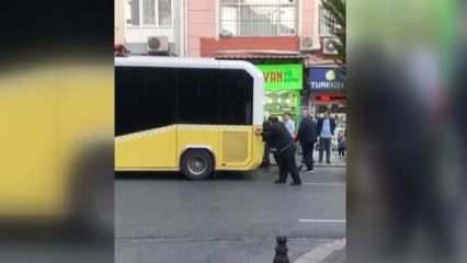 Fatih'te arızalanan İETT otobüsü vatandaşlar tarafından itildi