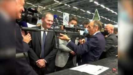 Fransa cumhurbaşkanı adayı Zemmour gazetecilere silah doğrulttu