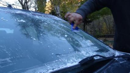 Kars’a kış geldi, araçların camları dondu!