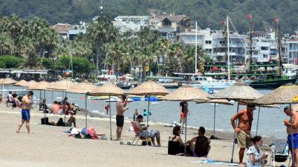 Marmaris'te yaz bitmiyor! Turistler plajlara akın etti