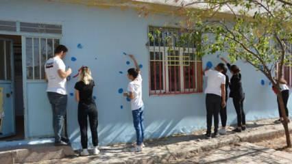 Şanlıurfa'da gönüllü öğretmen ve öğrenciler okul binalarını boyayarak güzelleştiriyor