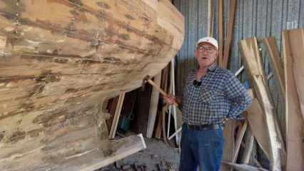 İzmir'de yaşayan Muzaffer Gök 61 yıldır tekne tamir ediyor