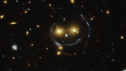 NASA'dan gülen yüz emojisine benzeyen galaksi fotoğrafı