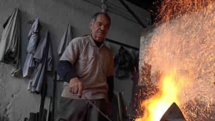 75 yaşındaki usta ekmeğini demire çekiçle vurarak kazanıyor   