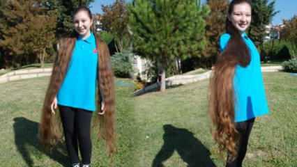 İzmirli Rapunzel Pelin’in saçları boyunu aştı: Doğduğumdan beri kestirmiyorum