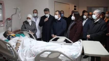 AK Partili Çalık, Malatya’daki çöken binadan çıkarılan yaralıları ziyaret etti