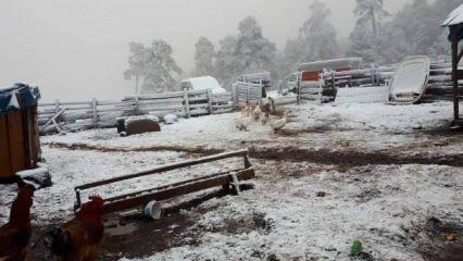 Karab&uuml;k&rsquo;e yılın ilk karı d&uuml;şt&uuml;, yaylalar beyaz &ouml;rt&uuml;ye b&uuml;r&uuml;nd&uuml;