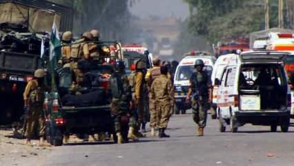 Pakistan’daki bombalı saldırı: 2 polis öldü!